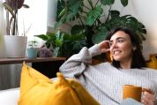 Frau entspannt mit Tee frau-entspannt-mit-tee